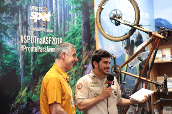 O reporter Vítor do Estação Saúde entrevistando nosso parceiro Guilherme Cavallari com sua bike tandem