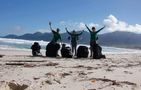 lixo ilha grande limpeza voluntarios expedição praia nattrip trilha