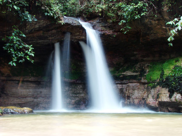 cachoeira cascata da pedra furada presidente figueiredo amazonas brasil turismo viagem aventura trilha natureza