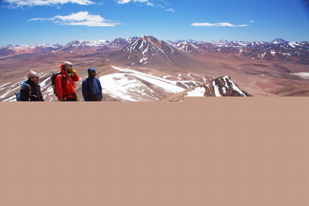 O trio no cume de uma das diversas montanhas virgens exploradas na expedição