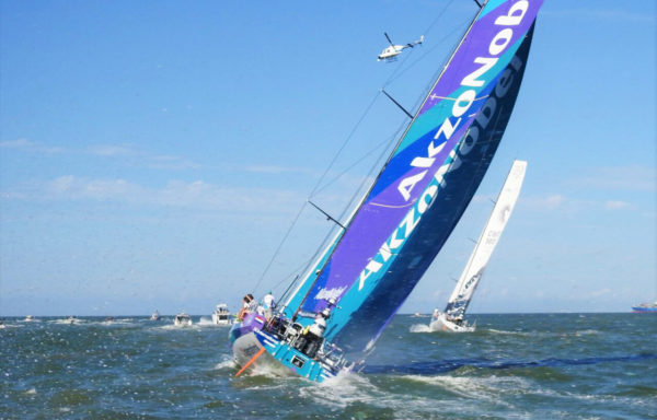 No veleiro com Karina Oliani Volvo Ocean Race SPOT Blog