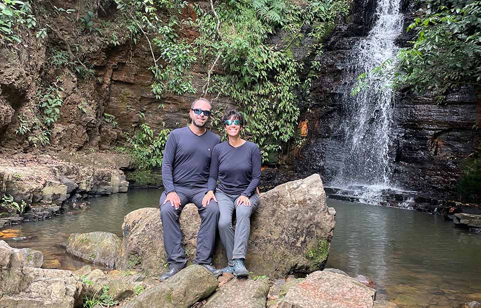 Leticia-e-Dennis-do-Entre-Parques-BR-sentados-em-uma-cachoeira.jpg waterfall