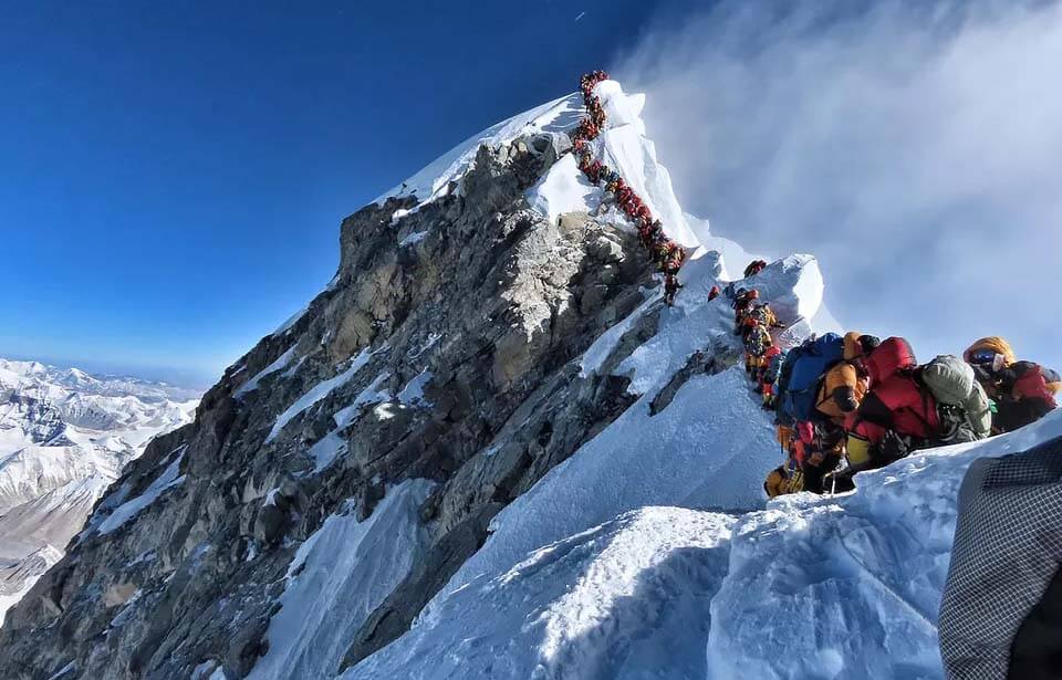Imagem mostrando fila de montanhistas no Everest