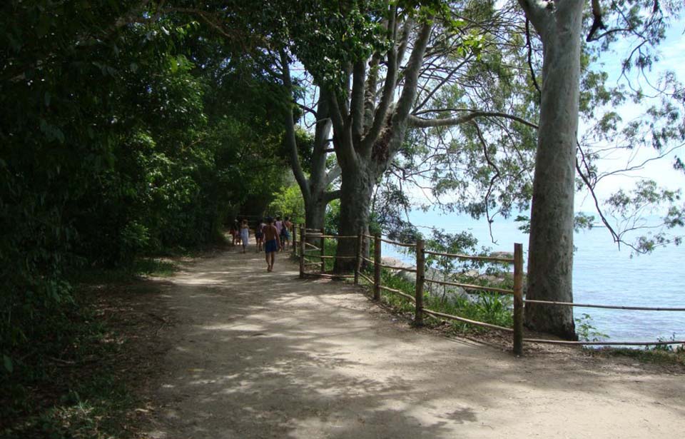 trilha margeando o mar vila do abrãao