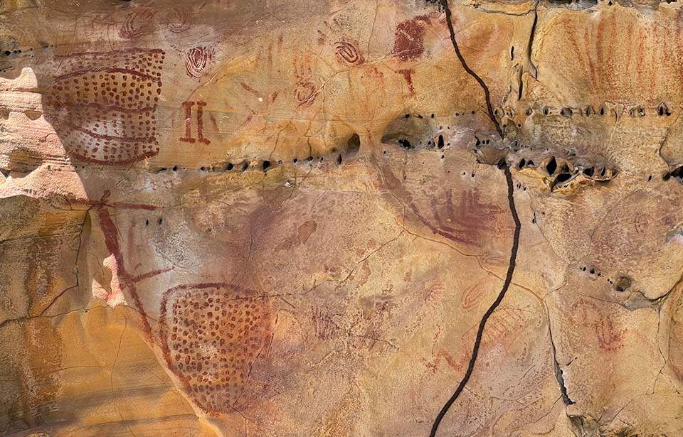 Pinturas-rupestres-em-formacoes-rochosas-do-Parque-Nacional-das-Sete-Cidades.jpg