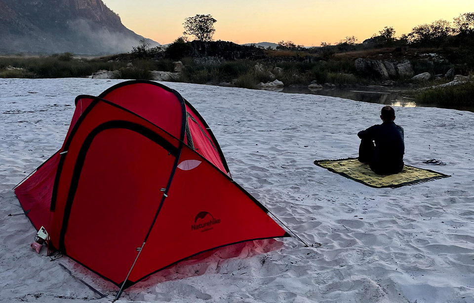 Barraca-de-acampamento-em-um-campo-de-areia-e-Dennis-do-Entre-Parques.jpg tent