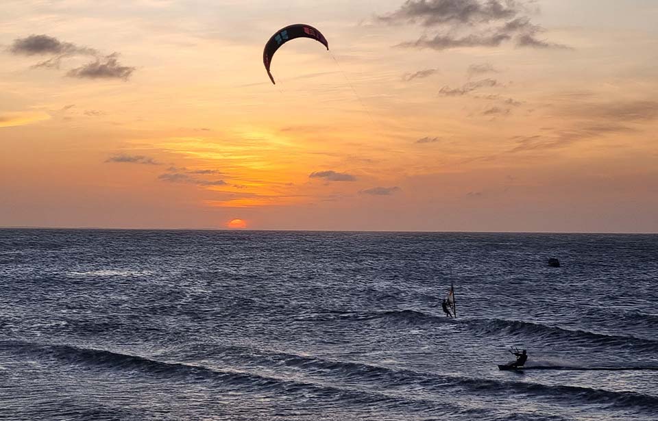 Mar-com-atletas-praticando-kitesurf.jpg Kite Surf