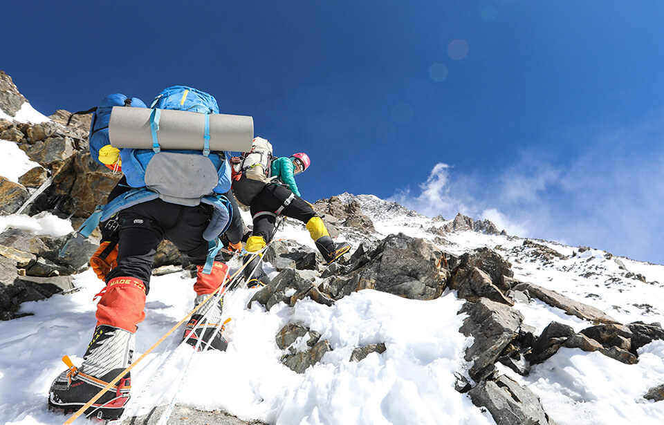 Enfim, o Topo - A chegada de Karina Oliani no cume do k2